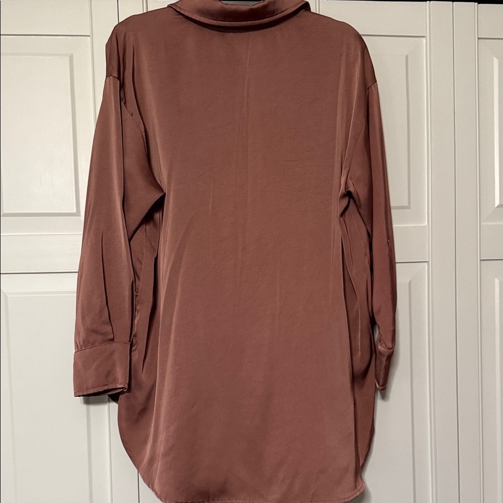 Elegant Brown Button-Up Blouse - Picture 3 of 4